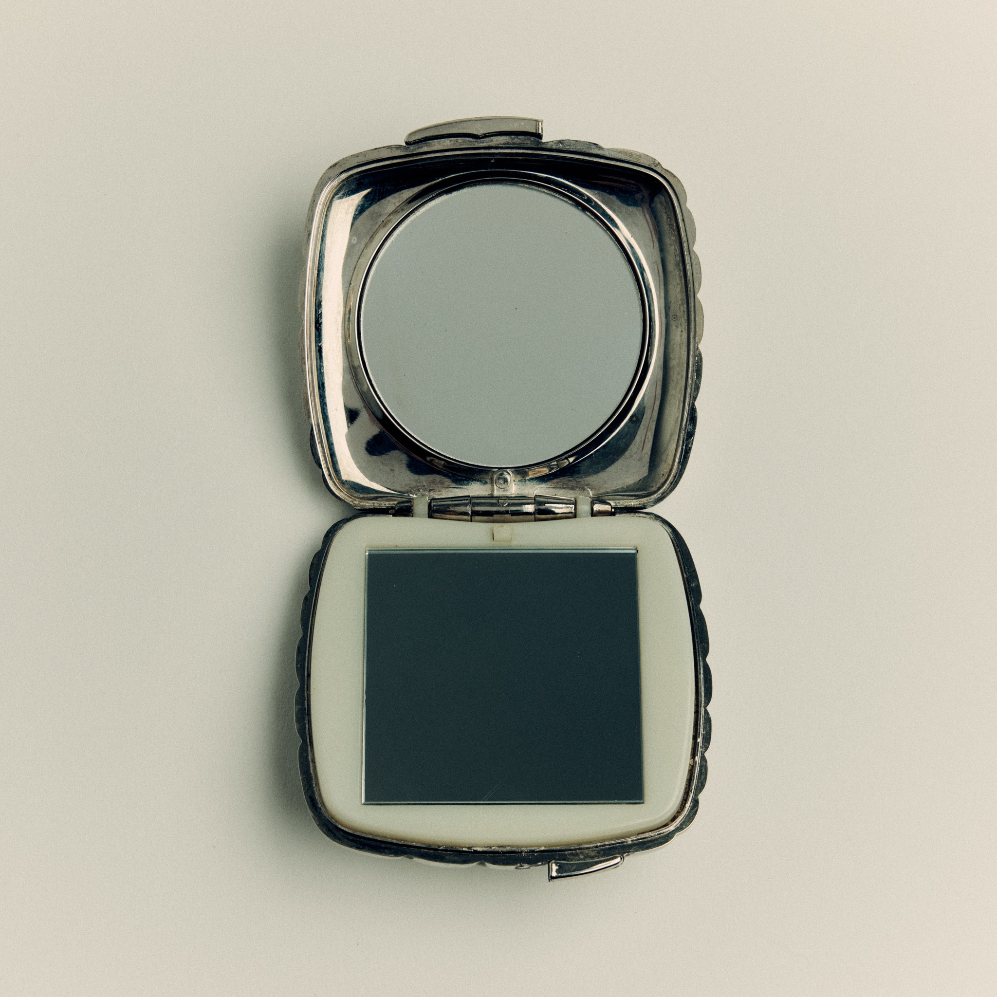 Vintage Silver Tone Illuminated Mirror Compact.